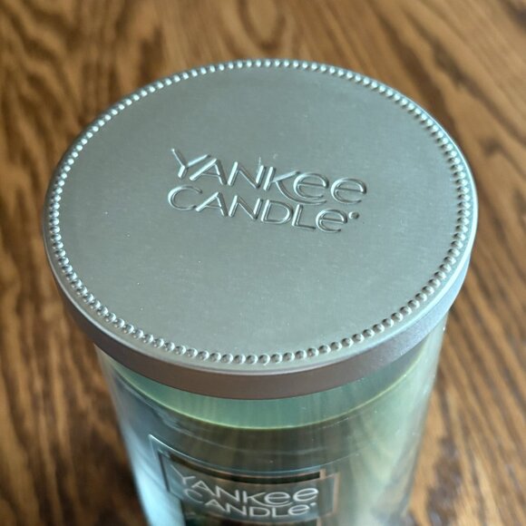 Mistletoe Yankee Candle Medium Tumbler Candle, NWT - Picture 4 of 8